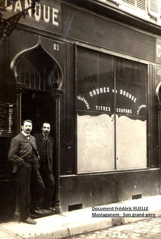 Oran- SDV- 6514-Mostaganem 1906 mon Gd Pere et un ami devant une succursale de banque .jpg